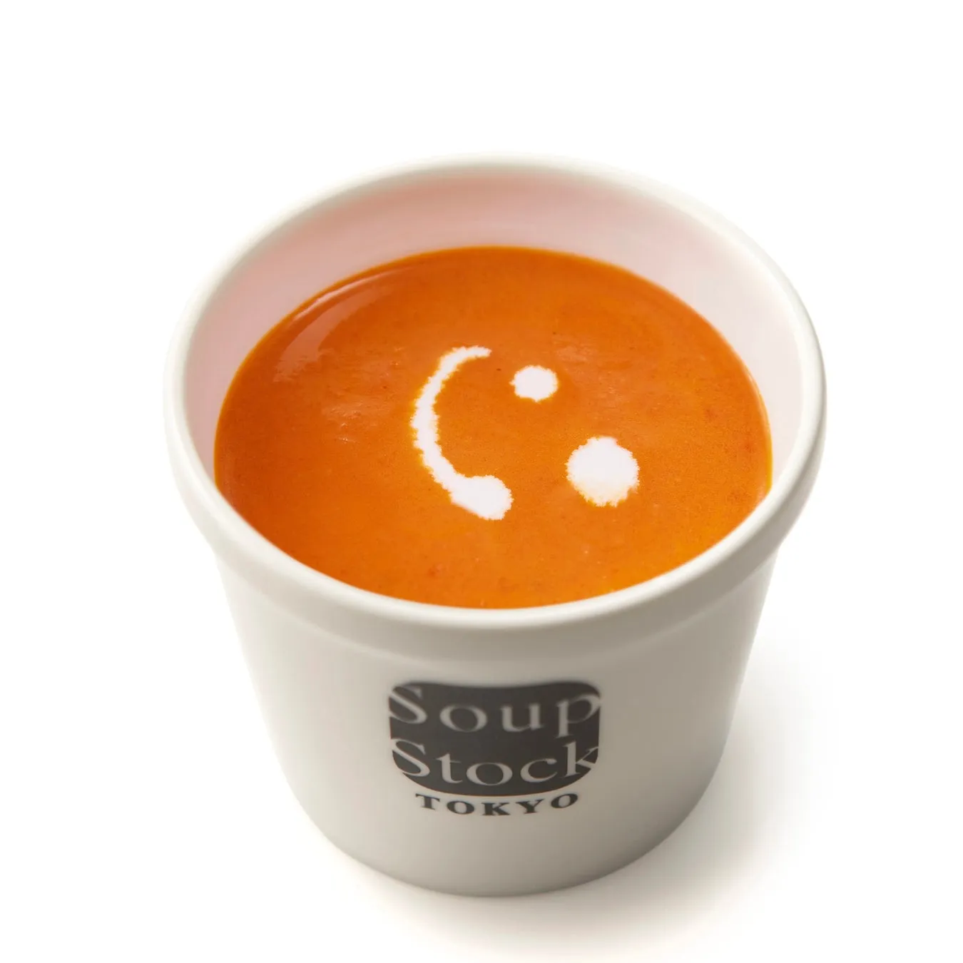 スープの入ったカップ。スープの表面にはスマイルマークが描かれている。
