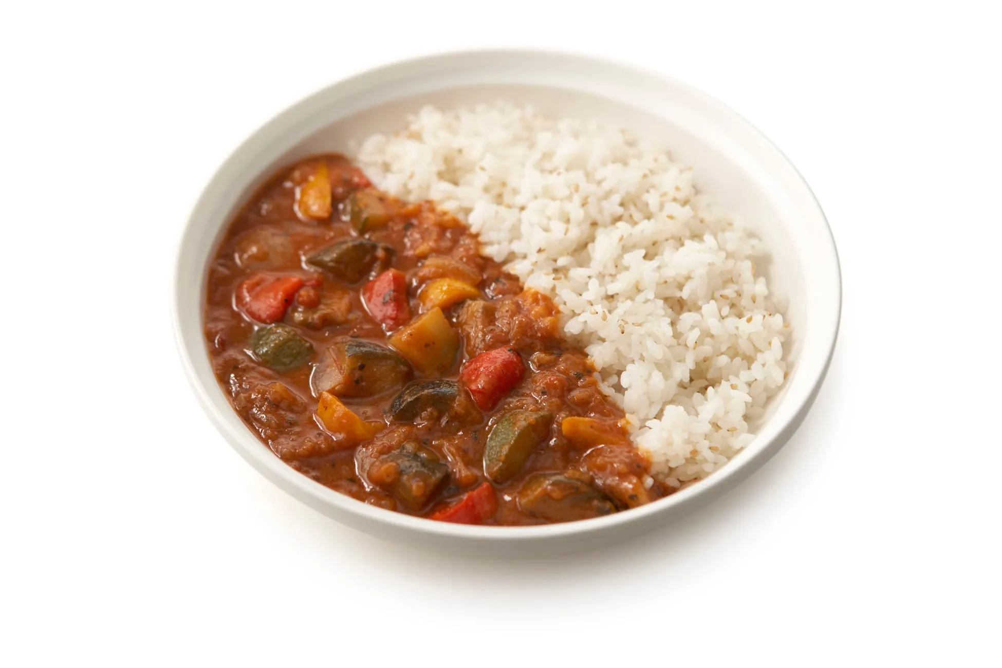 白い器に入ったご飯とカレーの料理の写真です。カレーは野菜がたっぷり入っていて、ご飯と盛り付けられています。