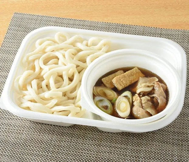 冷たい麺と温かいつけ汁が分かれた「武蔵野風つけ汁肉うどん」。本格的な味わいを予感させる一品です。